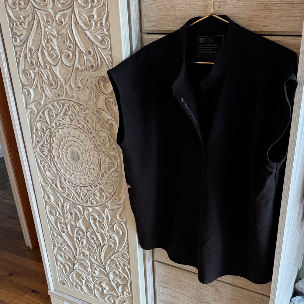 FIGS Black Sleeveless V-Neck Medical Vest
